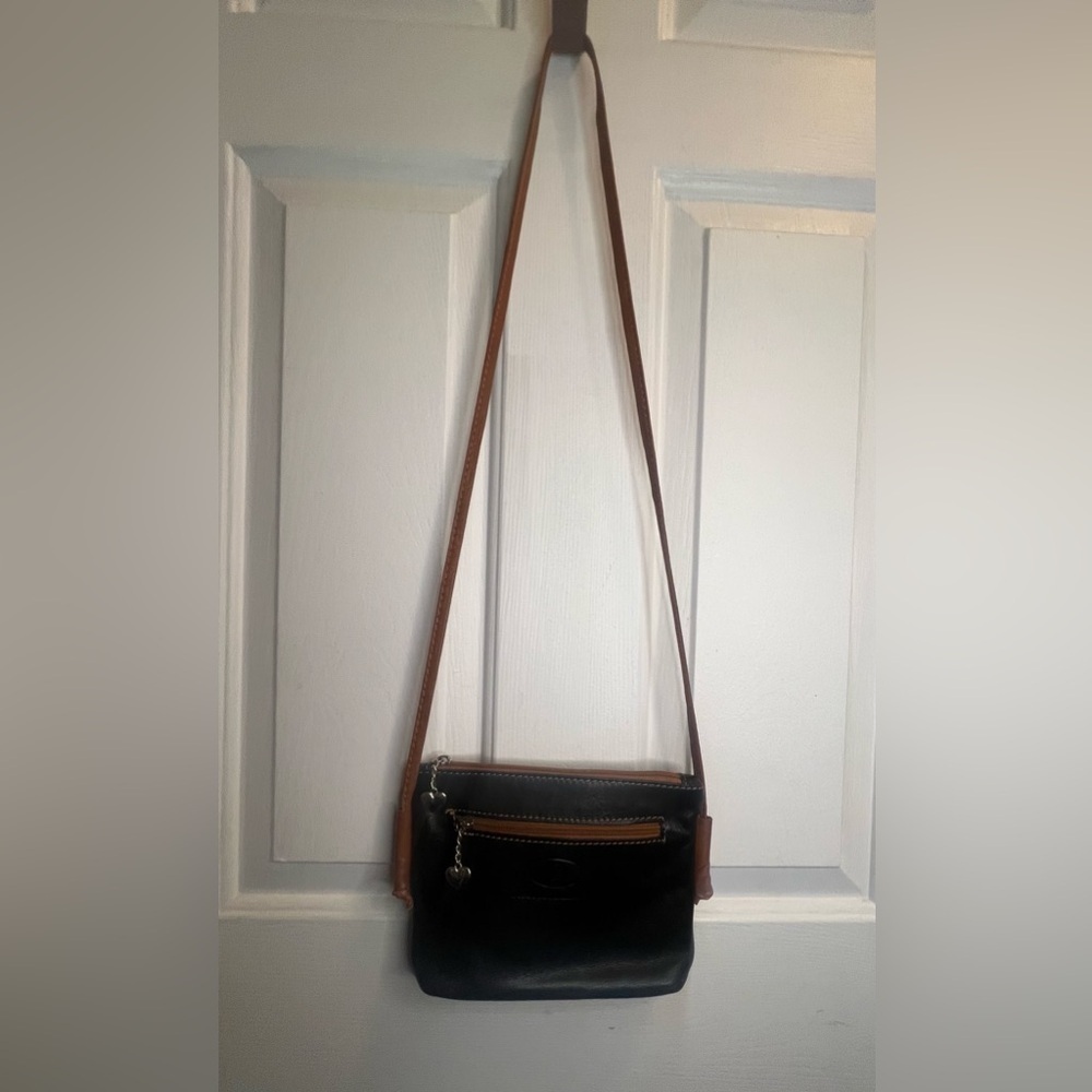 Elegant Black and Tan Leather Crossbody Bag - Picture 4 of 5